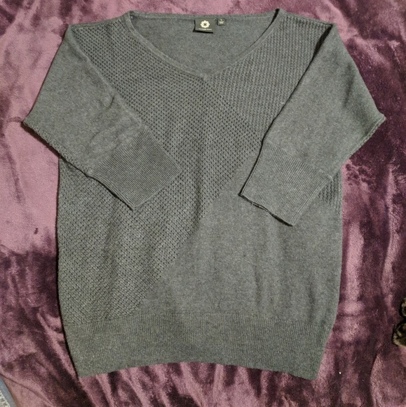 amber sun Sweaters - Amber Sun Gray V-neck 3/4 Sleeve Sweatee